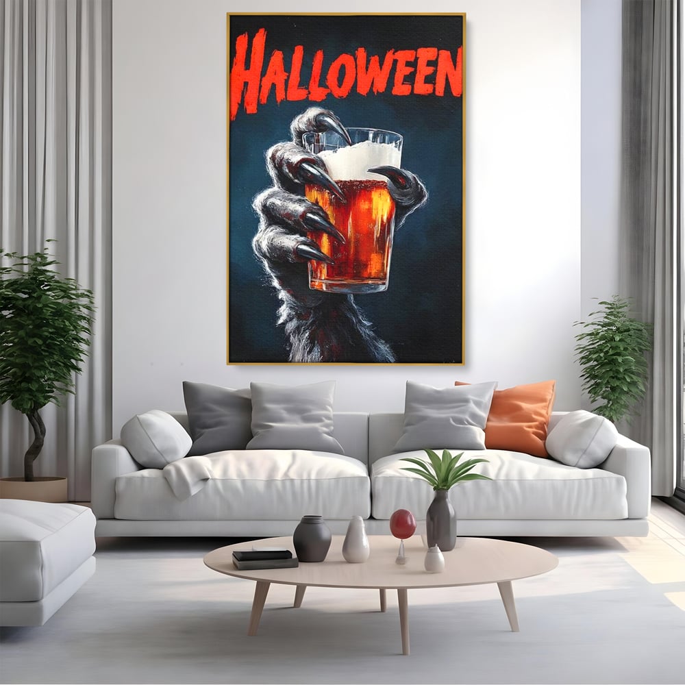Tablou canvas cu tablou canvas cu varcolac tinand bere, in rama de aluminiu auriu, pe perete intr-un living
